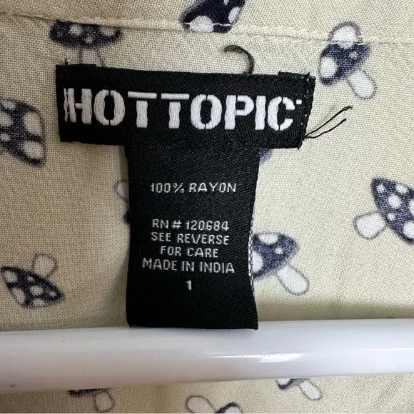 Hot Topic Mushroom Button Up Women's Size 1 Waist Length Crop Top Boxy Curvy - Picture 6 of 8